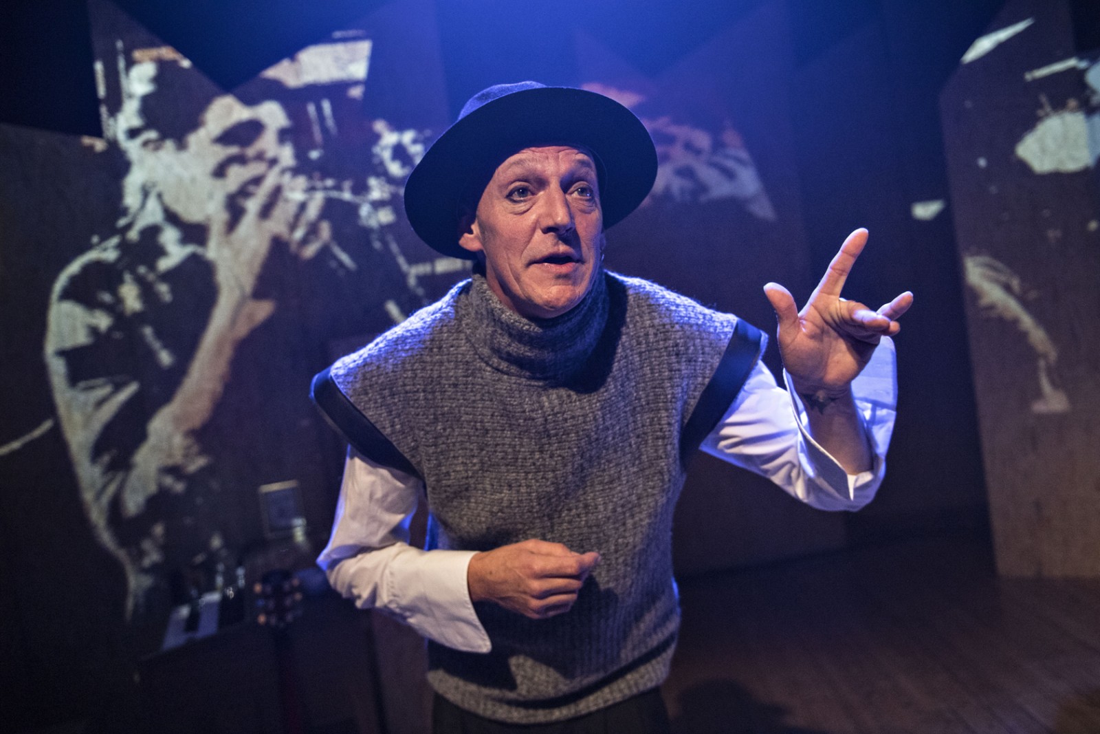 Ulvehøjen hyler til balkanrytmer</br>Lasse Popp og hans musikere præsenterer os for en anden side af Sebastian i Ulvehøjen.</br>Foto: PR-foto / Limfjordsteatret