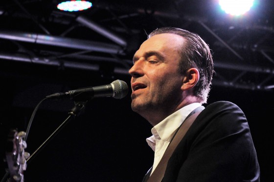 Interview med Nikolaj Nørlund: Sprogsnedkeren</br>Nikolaj Nørlund spiller et litterært inspireret sæt med sange skrevet i samarbejde med forfattere som Peter Laugesen, Lone Hørslev, Naja Marie Aidt m.fl. </br>Foto: Kulturmagasinet Fine Spind