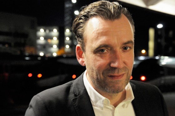 Interview med Nikolaj Nørlund: Sprogsnedkeren</br>NIkolaj Nørlund (f. 1965) foran Spillestedet Radar. </br>Foto: Kulturmagasinet Fine Spind