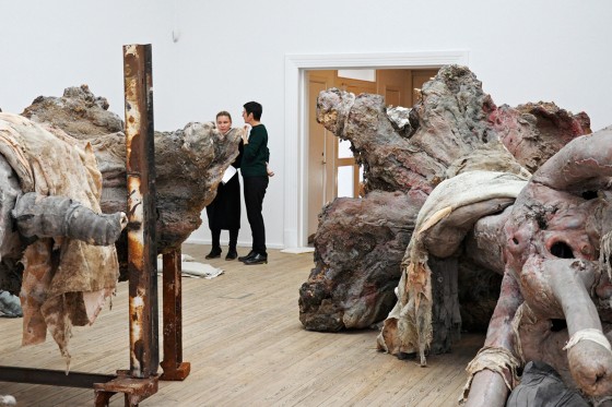 Berlinde De Bruyckere udstiller sære møder i døden</br>Installation Embalmed – Twins, 2017 består af to faldne træer i voks, der ligger på gulvet som forkrøblede kæmper.</br>Foto: Kulturmagasinet Fine Spind