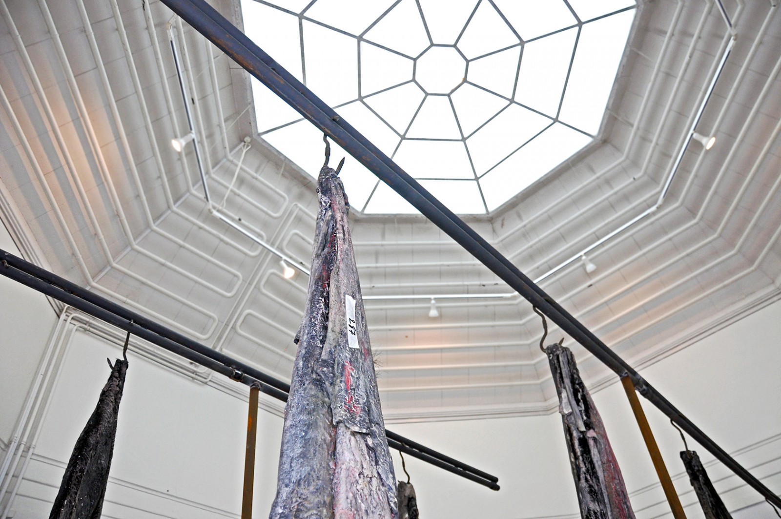 Berlinde De Bruyckere udstiller sære møder i døden</br>Traditioner fra den hollandske og flamske renæssancekunst fra det 16. århundrede har en betydelig indflydelse på Berlinde De Bruyckeres kunst.</br>Foto: Kulturmagasinet Fine Spind