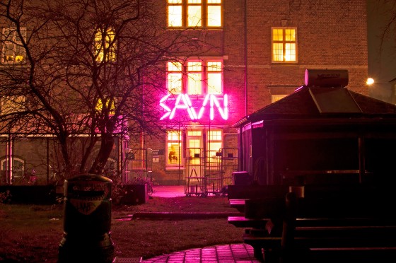 Den dybeste sorg er også den største glæde</br>Teater GROB opfører teaterinstallationen SAVN – i ældreboligkvarteret De Gamles By på Nørrebro.</br>Foto: Rikke Sabrina Jensen 