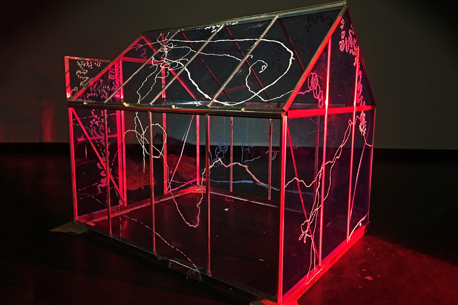 Ny kunstinstallation tager favntag med angsten for det fremmede</br>Centralt i udstillingen svæver et drivhus omgivet af skov-elementer, som Signe Klejs selv har lavet.<br /></br>Foto: Signe Klejs