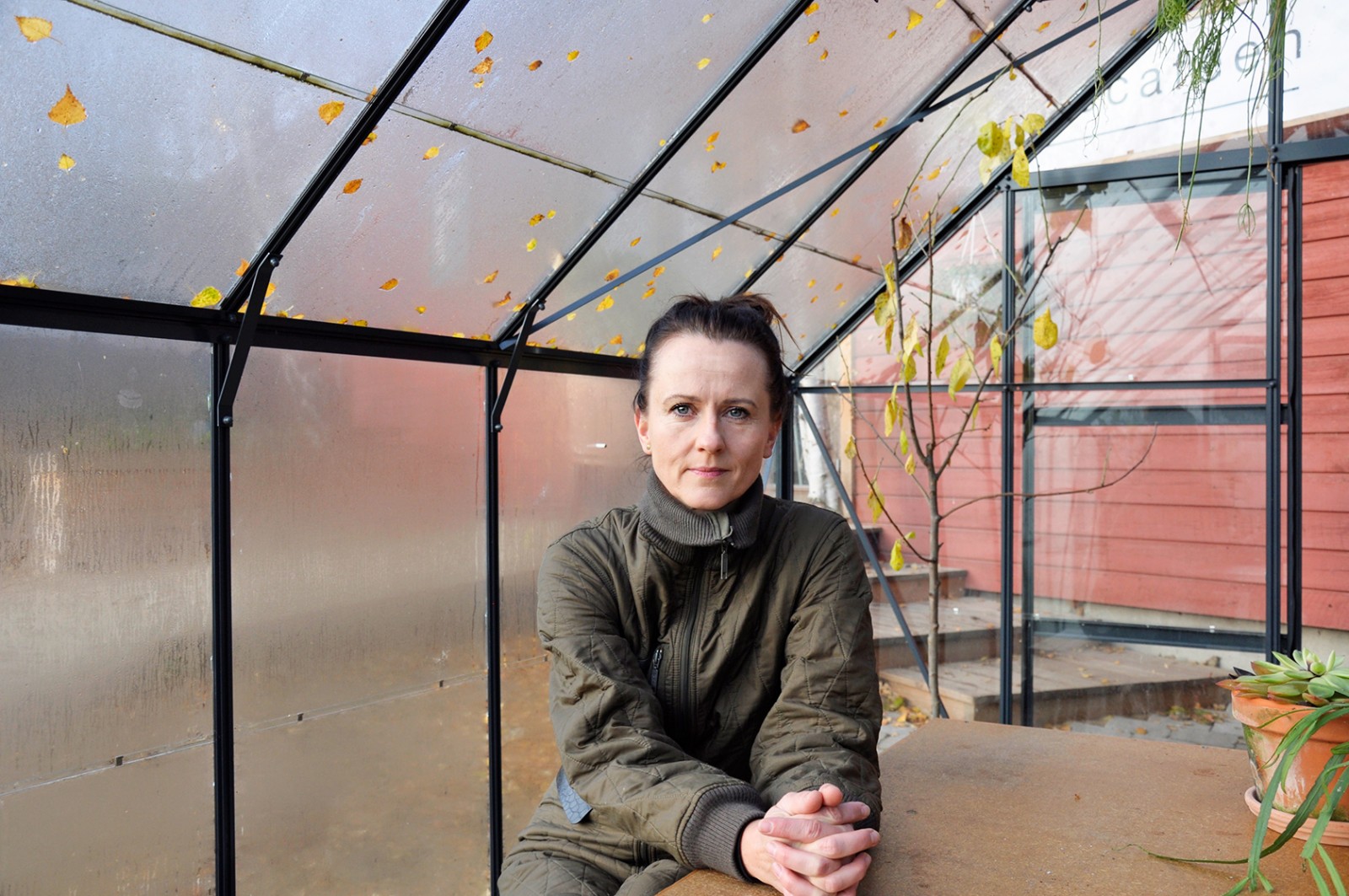 Ny kunstinstallation tager favntag med angsten for det fremmede</br>Centralt i udstillingen svæver et drivhus omgivet af skov-elementer, som Signe Klejs selv har lavet.<br /></br>Foto: Kulturmagasinet Fine Spind