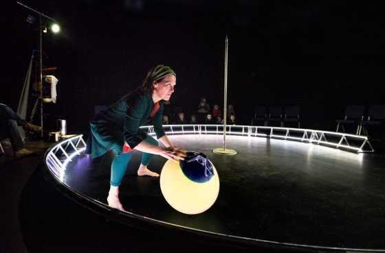 Verdens største børneteaterfestival</br>Abstrakt børneteater i Teater Nordkrafts Besat af æbler</br>Foto: PR-foto/ Teater Nordkraft - Bart Kootstra