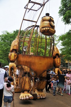Verdens største børneteaterfestival</br>Teatergruppe Art stage SAN viser Feen og Brændehuggeren i byens gader. </br>Foto: Pr-foto