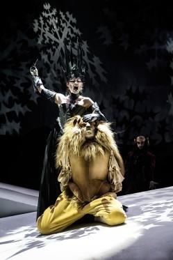 På Aarhus Teater findes en åbning ind til paralleluniverset Narnia</br>I Narnia raser en kamp mellem heksen og løven Aslan. (Mette Døssing og Jacob Madsen Kvols )</br>Foto: David Bering/Montgomery