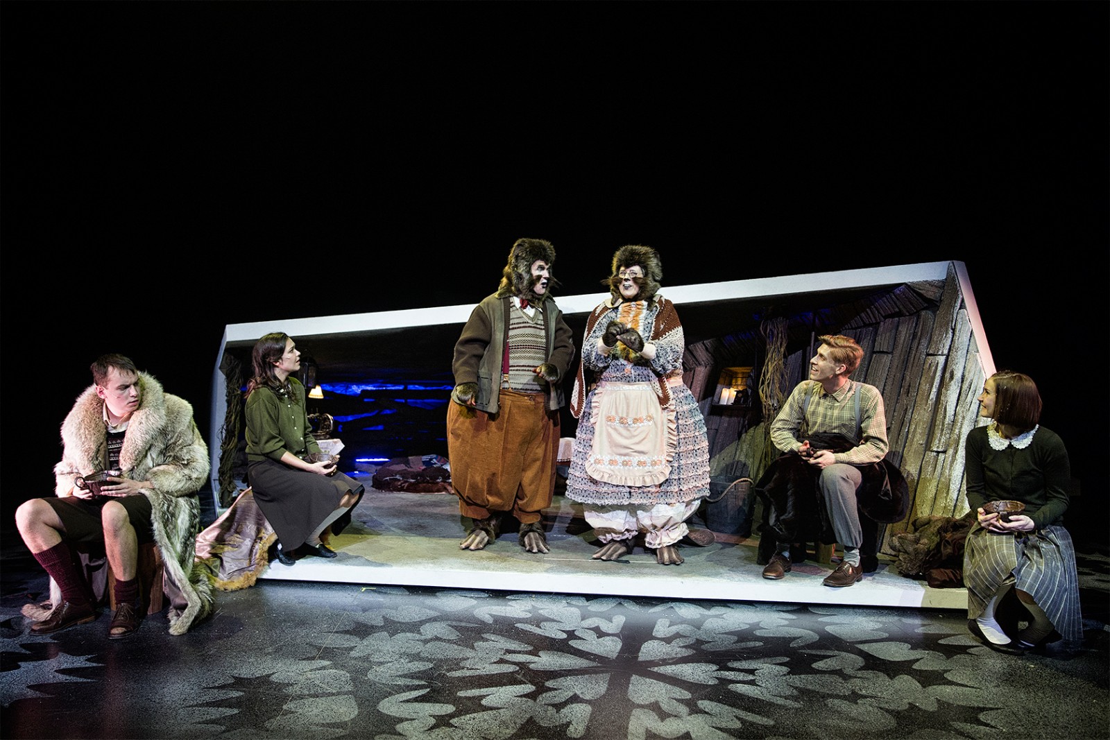 På Aarhus Teater findes en åbning ind til paralleluniverset Narnia</br>Hr. og Fru bæver uden for grotten. (Bue Wandahl, Hanne Windfeld samt Anne Plauborg, Mikkel Becker Hilgart, Clara Ellegaard, Alexander Krumhause)</br>Foto: David Bering/Montgomery