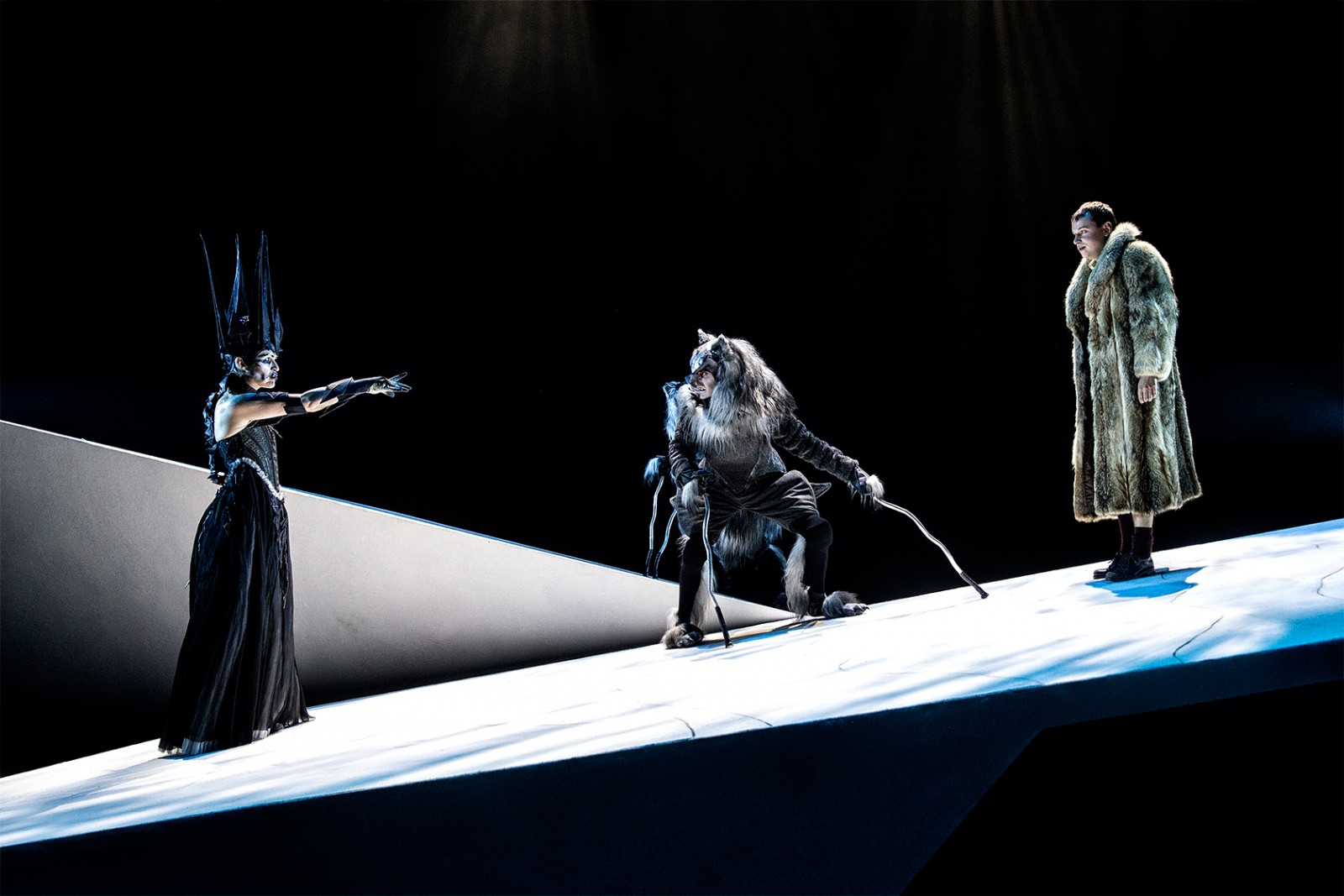 På Aarhus Teater findes en åbning ind til paralleluniverset Narnia</br>Mette Døssing spiller den onde heks, Christian Hetland spiller ulven Maugrim og Alexander Krumhausen ses som menneskedrengen Edmund.</br>Foto: David Bering/Montgomery