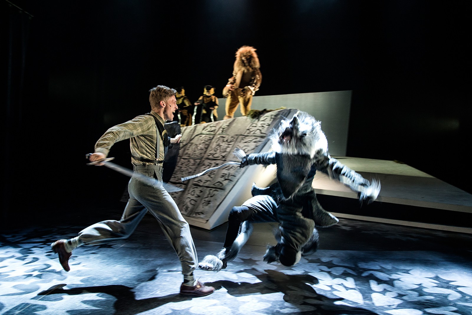 På Aarhus Teater findes en åbning ind til paralleluniverset Narnia</br>Fart på og kampscener fylder meget i opsætningen.</br>Foto: David Bering/Montgomery