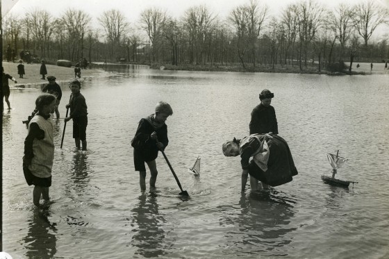 Børnenes by gennem 100 år</br>Leg i Fælledparken i 1920erne.</br>Foto: Pr-foto / Halks Samling – Københavns Museum 