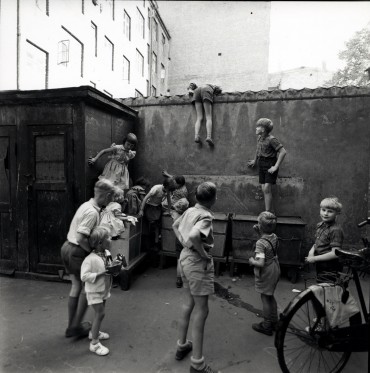 Børnenes by gennem 100 år</br>Baggårdene var legepladser på 1950ernes Nørrebro.</br>Foto: Pr-foto / Københavns Museum