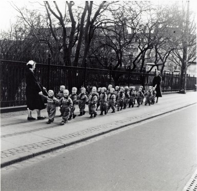Børnenes by gennem 100 år</br>Børnehave på udflugt i Gothersgade, 1955.</br>Foto: Pr-foto / Københavns Museum