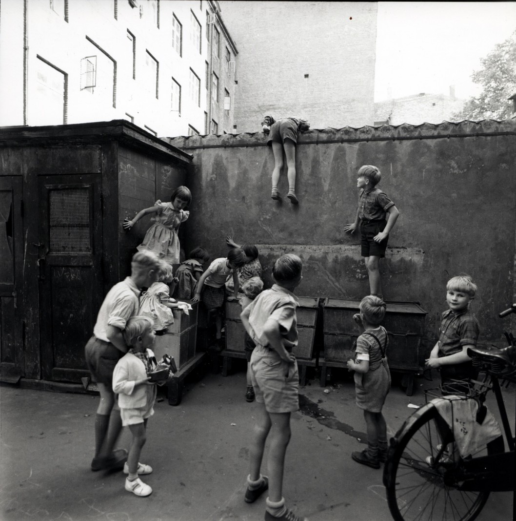Børnenes by gennem 100 år</br>Baggårdene var legepladser på 1950ernes Nørrebro.</br>Foto: Pr-foto / Københavns Museum