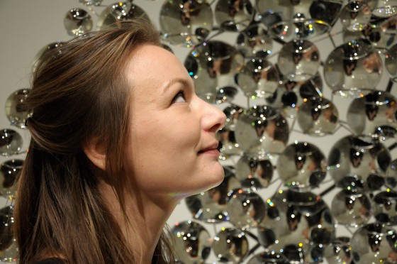 Cool tendenser i samtidskunsten</br>Maria Kappel Blegvad ved Olafur Eliasons værk Your Condensation.</br>Foto: Kulturmagasinet Fine Spind