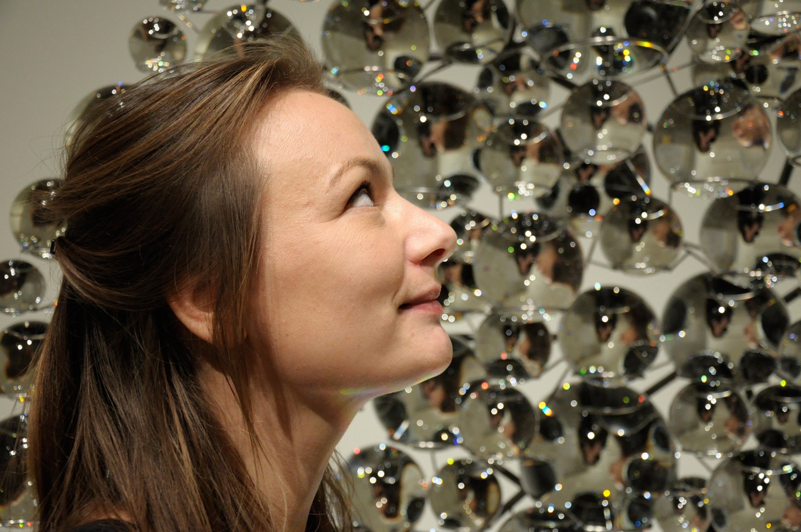 Cool tendenser i samtidskunsten</br>Maria Kappel Blegvad ved Olafur Eliasons værk Your Condensation.</br>Foto: Kulturmagasinet Fine Spind