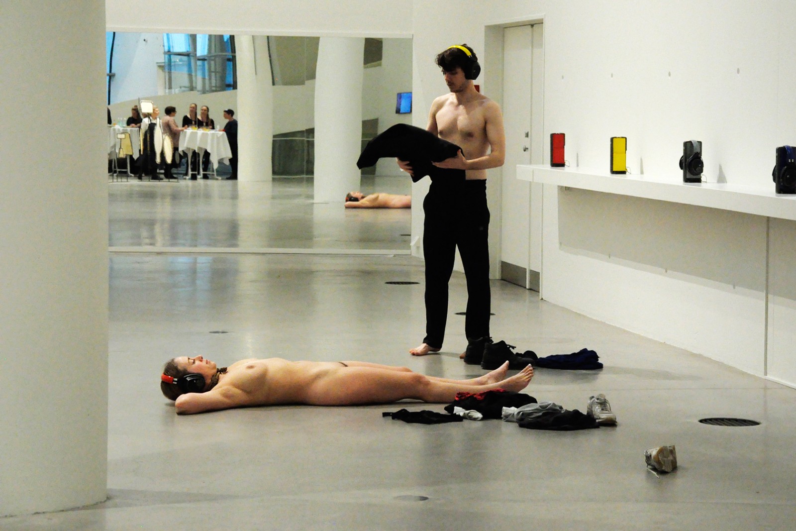 Cool tendenser i samtidskunsten</br>Der er to professionelle performer i Christian Falsnaes værk, når man kan deltage i weekenderne.</br>Foto: Kulturmagasinet Fine Spind