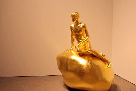 Cool, Calm and Collected: Tendenser fra samtidskunstscenen på ARoS</br>Interview<br />Elmgreen & Dragset<br />He (Gold), 2012 ARoS viser tendenser fra de seneste 15 års danske samtidskunstscene i Cool Calm and Collected. Læs også vores interview med kurator Maria Kappel Blegvad. </br>Foto: Kulturmagasinet Fine Spind