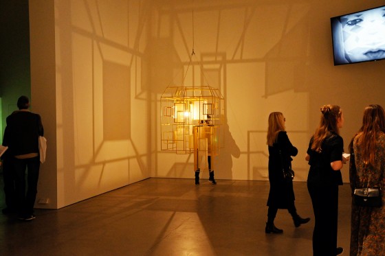 Cool, Calm and Collected: Tendenser fra samtidskunstscenen på ARoS</br>Kirstine Roepstorff<br />Yellow Dragon of The Center, 2013. ARoS viser tendenser fra de seneste 15 års danske samtidskunstscene i Cool Calm and Collected. Læs også vores interview med kurator Maria Kappel Blegvad. </br>Foto: Kulturmagasinet Fine Spind