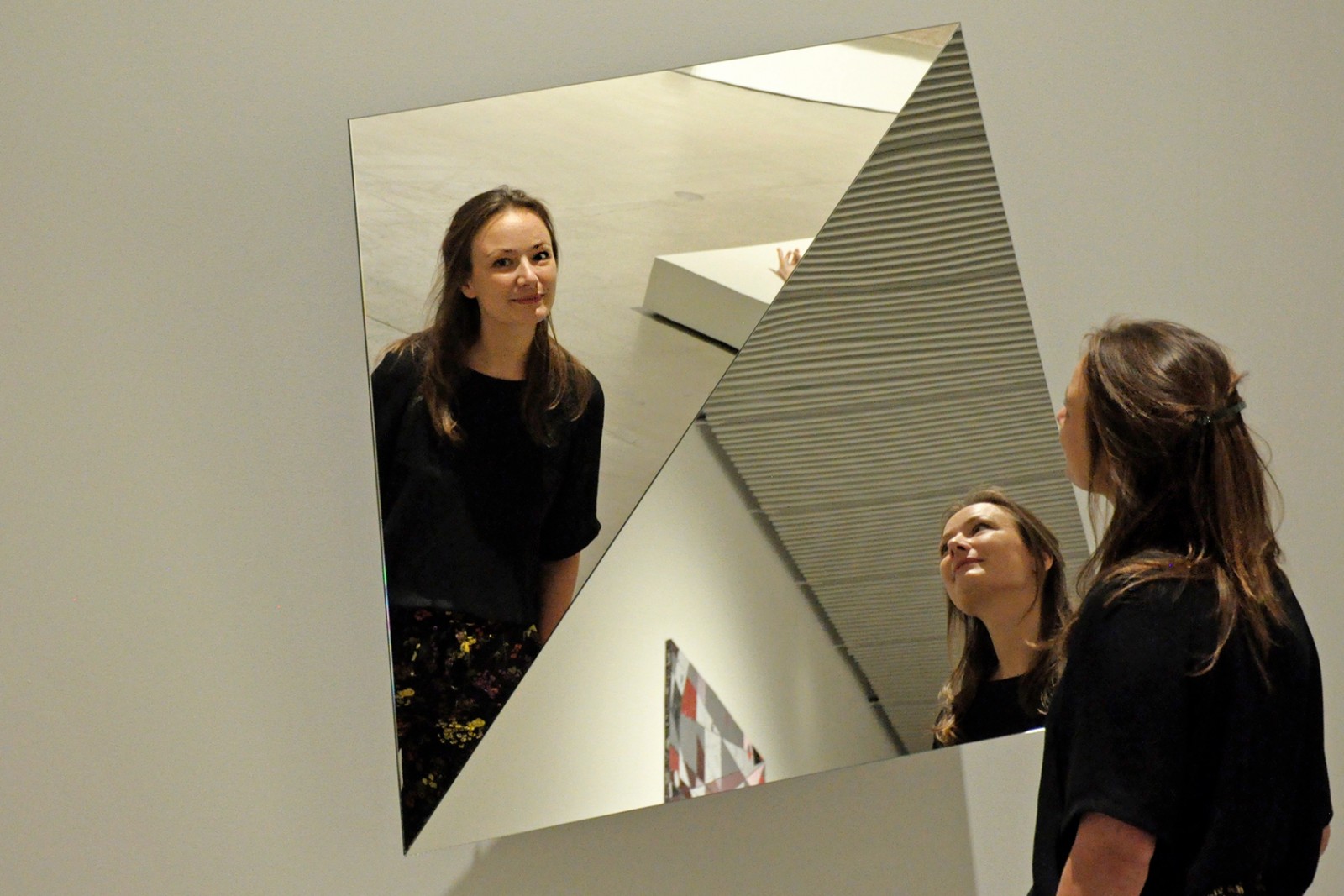 Cool, Calm and Collected: Tendenser fra samtidskunstscenen på ARoS</br>Kurator Maria Kappel Blegvad ved Jeppe Hein, Rotating Mirror Object II, 2013. ARoS viser tendenser fra de seneste 15 års danske samtidskunstscene i Cool Calm and Collected. Læs også vores interview med kurator Maria Kappel Blegvad. </br>Foto: Kulturmagasinet Fine Spind