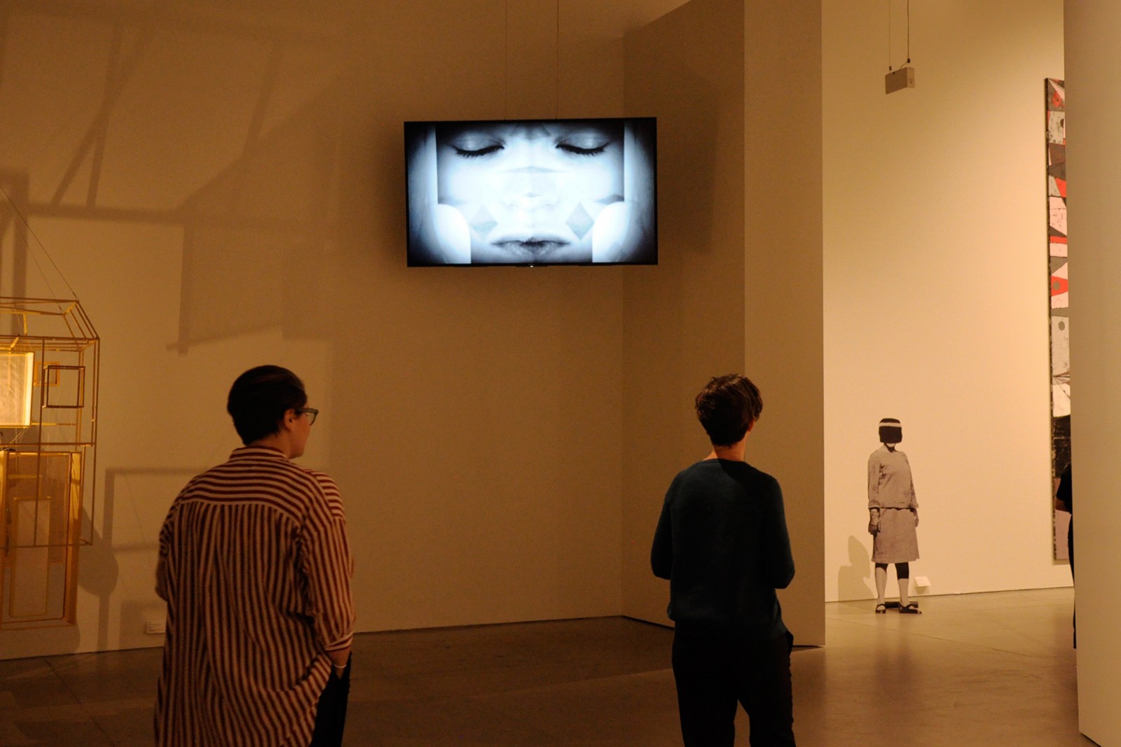 Cool, Calm and Collected: Tendenser fra samtidskunstscenen på ARoS</br>Rikke Benborgs videoinstallation
<br />Masquerade, 2012-2015-2017. ARoS viser tendenser fra de seneste 15 års danske samtidskunstscene i Cool Calm and Collected. Læs også vores interview med kurator Maria Kappel Blegvad. </br>Foto: Kulturmagasinet Fine Spind