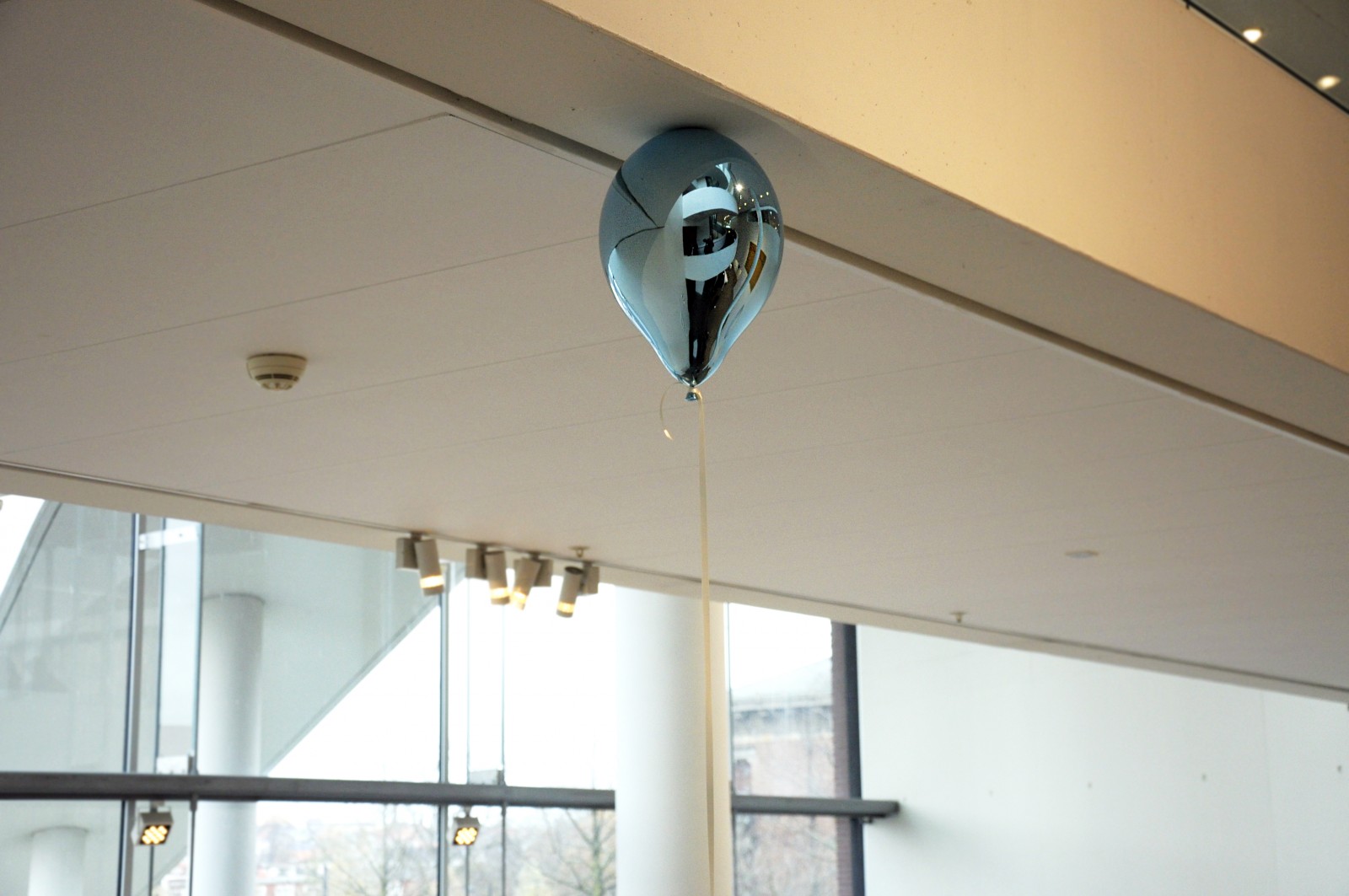 Cool, Calm and Collected: Tendenser fra samtidskunstscenen på ARoS</br>Jeppe Hein
<br />Blue Mirror Balloon (light), 2017. ARoS præsenterer fremherskende tendenser fra de seneste 15 års danske samtidskunstscene i udstillingen Cool Calm and Collected. Læs også vores interview med kurator Maria Kappel Blegvad. </br>Foto: Kulturmagasinet Fine Spind