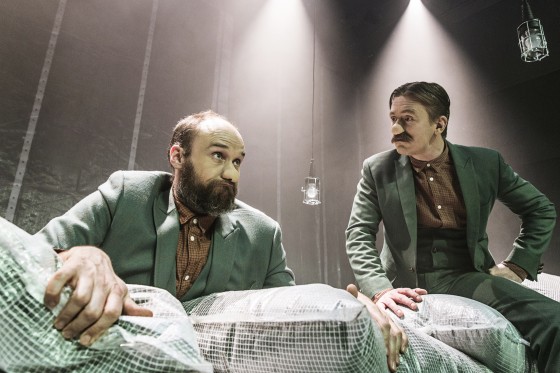 Hullet på Svalegangen: Tragikomisk mandekærlighed og vedkommende absurd teater</br>Von Badens nye forestilling 'Hullet' tager os med på en eksistentialistisk tur med mandehørm, ærlighed og ægte kærlighed mellem gamle venner.</br>Foto: PR-foto / Svalegangen - Anna Marin