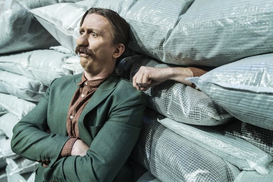 Hullet på Svalegangen: Tragikomisk mandekærlighed og vedkommende absurd teater</br>Jo dybere hullet bliver, desto tættere kommer vi på de to mænd.</br>Foto: PR-foto / Svalegangen - Anna Marin