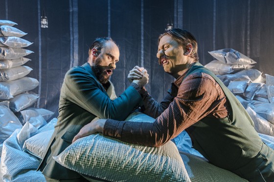 Hullet på Svalegangen: Tragikomisk mandekærlighed og vedkommende absurd teater</br>Flemming og Torben spilles af Frederik Meldal Nørgaard og Henrik Vestergaard.</br>Foto: PR-foto / Svalegangen - Anna Marin