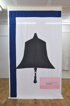 Billedserie: Forsvindingspunkt på Sydhavn Station</br>Gudrun Hasle, 'Pilar', tekstil, i udstillingen 'Forsvindingspunkt' på Sydhavn Station.</br>Foto: Jens Axel Beck