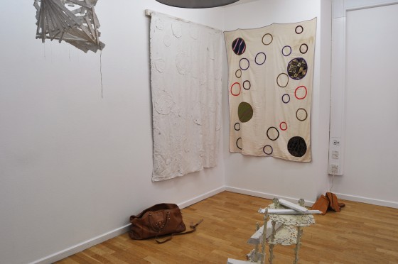 Billedserie: Forsvindingspunkt på Sydhavn Station</br>Kaspar Bonnén, 'Tror du det var hende som kom hjem nu?', objekter, gips, træ m.m., installation i udstillingen 'Forsvindingspunkt' på Sydhavn Station.</br>Foto: Jens Axel Beck