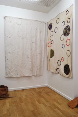 Billedserie: Forsvindingspunkt på Sydhavn Station</br>Kaspar Bonnén, 'Tror du det var hende som kom hjem nu?', objekter, gips, træ m.m., installation i udstillingen 'Forsvindingspunkt' på Sydhavn Station.</br>Foto: Jens Axel Beck