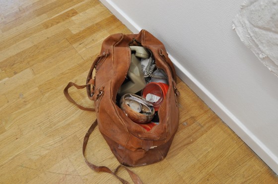 Billedserie: Forsvindingspunkt på Sydhavn Station</br>Kaspar Bonnén, 'Tror du det var hende som kom hjem nu?', objekter, gips, træ m.m., installation i udstillingen 'Forsvindingspunkt' på Sydhavn Station.</br>Foto: Jens Axel Beck