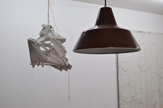 Billedserie: Forsvindingspunkt på Sydhavn Station</br>Kaspar Bonnén, 'Tror du det var hende som kom hjem nu?', objekter, gips, træ m.m., installation i udstillingen 'Forsvindingspunkt' på Sydhavn Station.</br>Foto: Jens Axel Beck