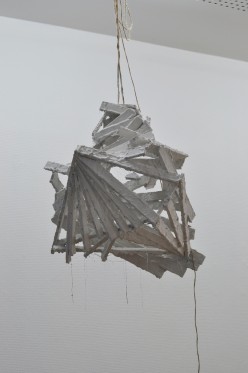 Billedserie: Forsvindingspunkt på Sydhavn Station</br>Kaspar Bonnén, 'Tror du det var hende som kom hjem nu?', objekter, gips, træ m.m., installation i udstillingen 'Forsvindingspunkt' på Sydhavn Station.</br>Foto: Jens Axel Beck