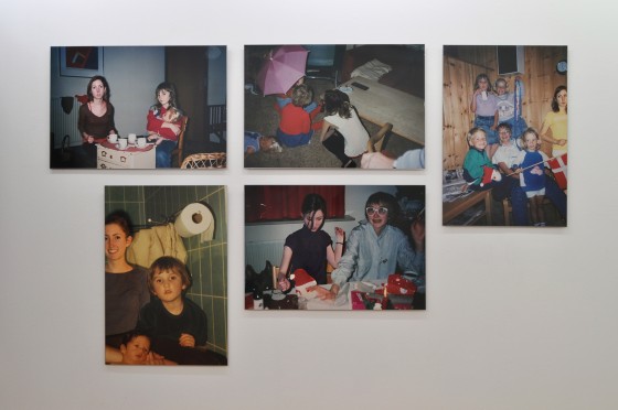 Billedserie: Forsvindingspunkt på Sydhavn Station</br>Anne Kathrine Sørup, '28/4', 'Teselskab', 'Jul i Oksbøl', 'TV-kiggeri', 'Camilla og Jacob på besøg', Lambdaprint på aluminiumsplader, installation i udstillingen 'Forsvindingspunkt' på Sydhavn Station.</br>Foto: Jens Axel Beck