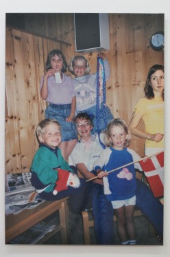 Billedserie: Forsvindingspunkt på Sydhavn Station</br>Anne Kathrine Sørup, 'Camilla og Jacob på besøg', Lambdaprint på aluminiumsplader, installation i udstillingen 'Forsvindingspunkt' på Sydhavn Station.</br>Foto: Jens Axel Beck