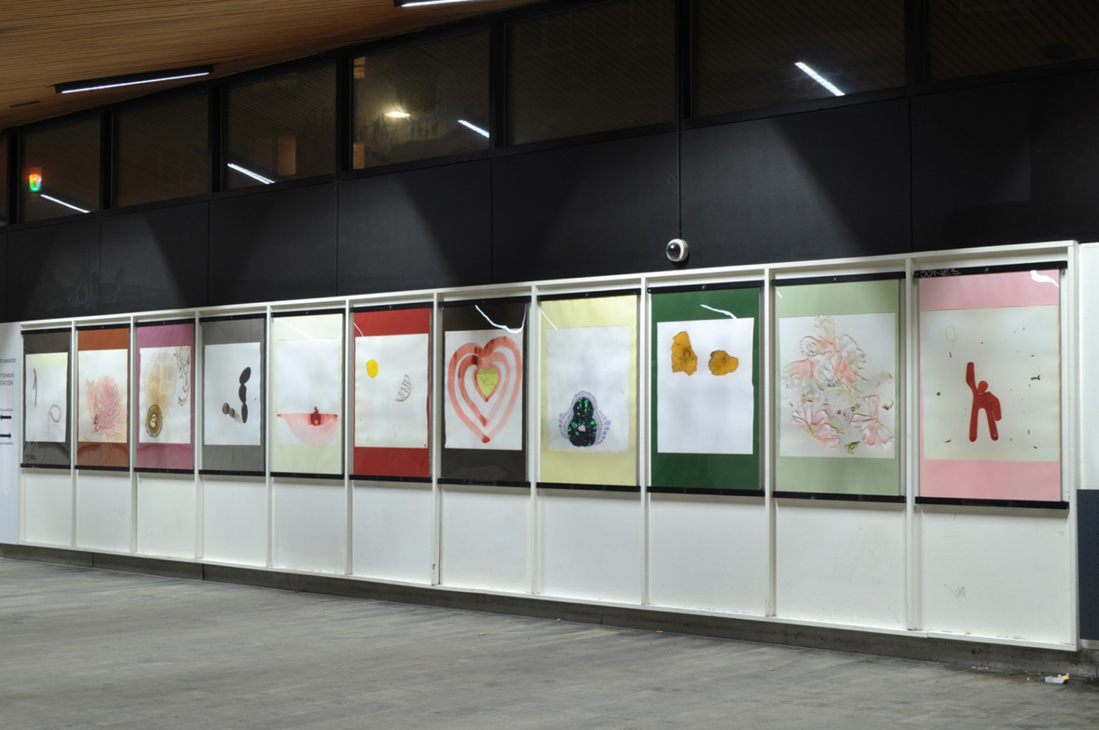 Billedserie: Forsvindingspunkt på Sydhavn Station</br>Udstillingen 'Forsvindingspunkt' på Udstillingsstedet Sydhavn Station er som en samling  fra det levede liv fra 1950erne og frem. Her Camilla Rasborg, 'Fri Flugt', print. Camilla Rasborg er også med til at drive Udstillingsstedet Sydhavn Station.</br>Foto: Jens Axel Beck