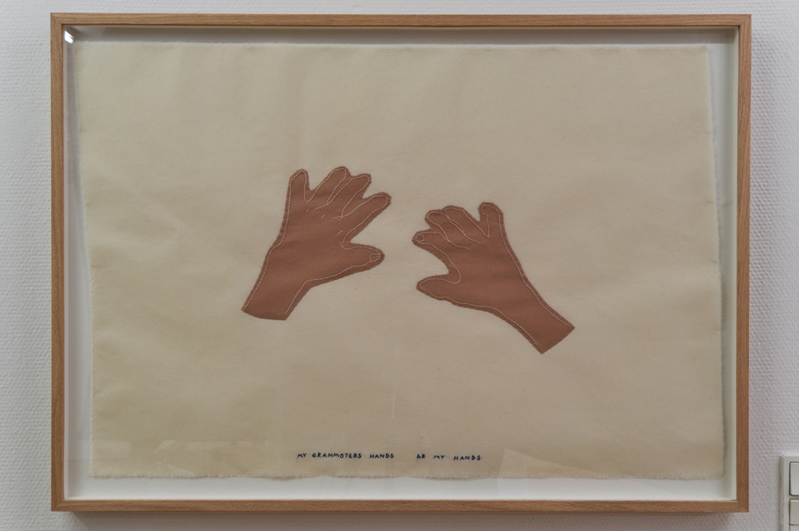 Billedserie: Forsvindingspunkt på Sydhavn Station</br>Gudrun Hasle, 'My Granmoters Hands', tekstil, i udstillingen 'Forsvindingspunkt' på Sydhavn Station.</br>Foto: Jens Axel Beck