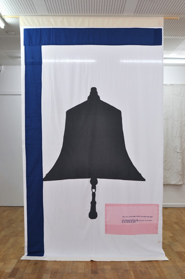 Billedserie: Forsvindingspunkt på Sydhavn Station</br>Gudrun Hasle, 'Pilar', tekstil, i udstillingen 'Forsvindingspunkt' på Sydhavn Station.</br>Foto: Jens Axel Beck