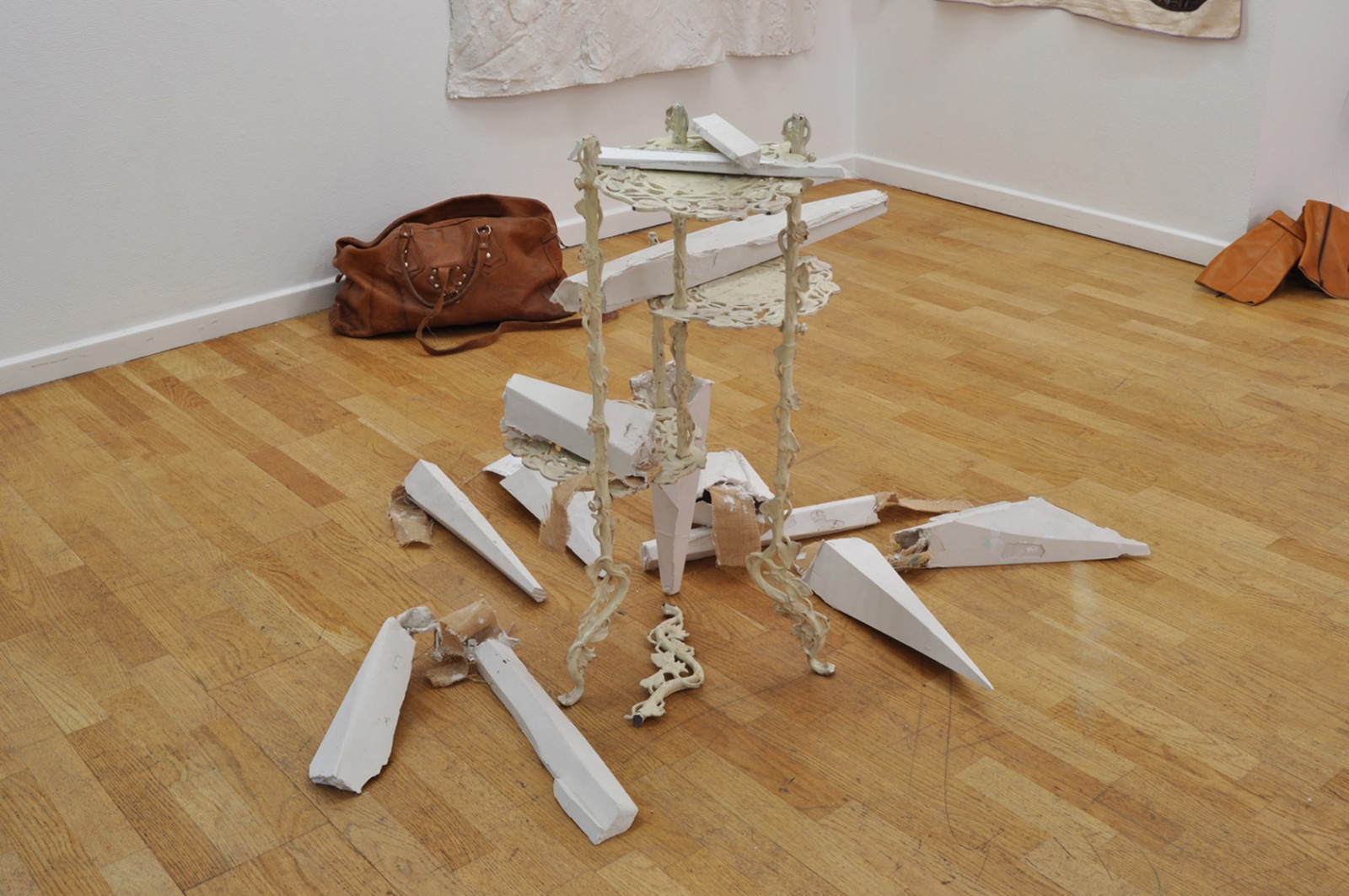 Billedserie: Forsvindingspunkt på Sydhavn Station</br>Kaspar Bonnén, 'Tror du det var hende som kom hjem nu?', objekter, gips, træ m.m., installation i udstillingen 'Forsvindingspunkt' på Sydhavn Station.</br>Foto: Jens Axel Beck