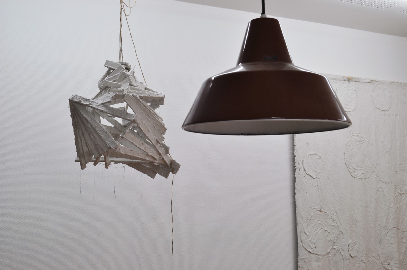 Billedserie: Forsvindingspunkt på Sydhavn Station</br>Kaspar Bonnén, 'Tror du det var hende som kom hjem nu?', objekter, gips, træ m.m., installation i udstillingen 'Forsvindingspunkt' på Sydhavn Station.</br>Foto: Jens Axel Beck