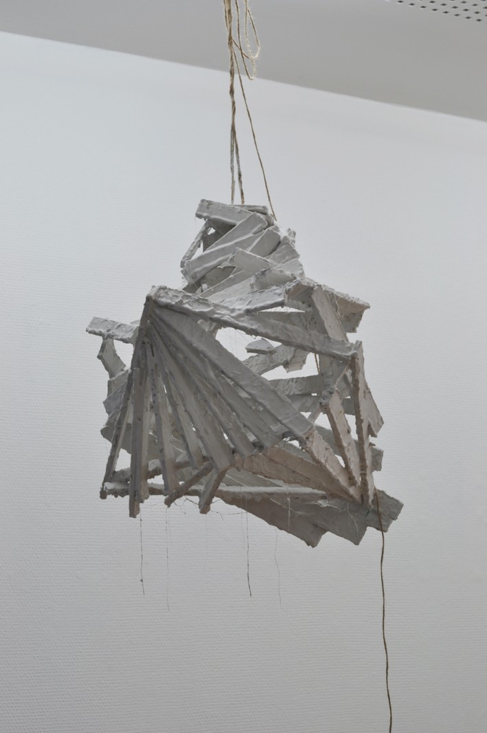 Billedserie: Forsvindingspunkt på Sydhavn Station</br>Kaspar Bonnén, 'Tror du det var hende som kom hjem nu?', objekter, gips, træ m.m., installation i udstillingen 'Forsvindingspunkt' på Sydhavn Station.</br>Foto: Jens Axel Beck