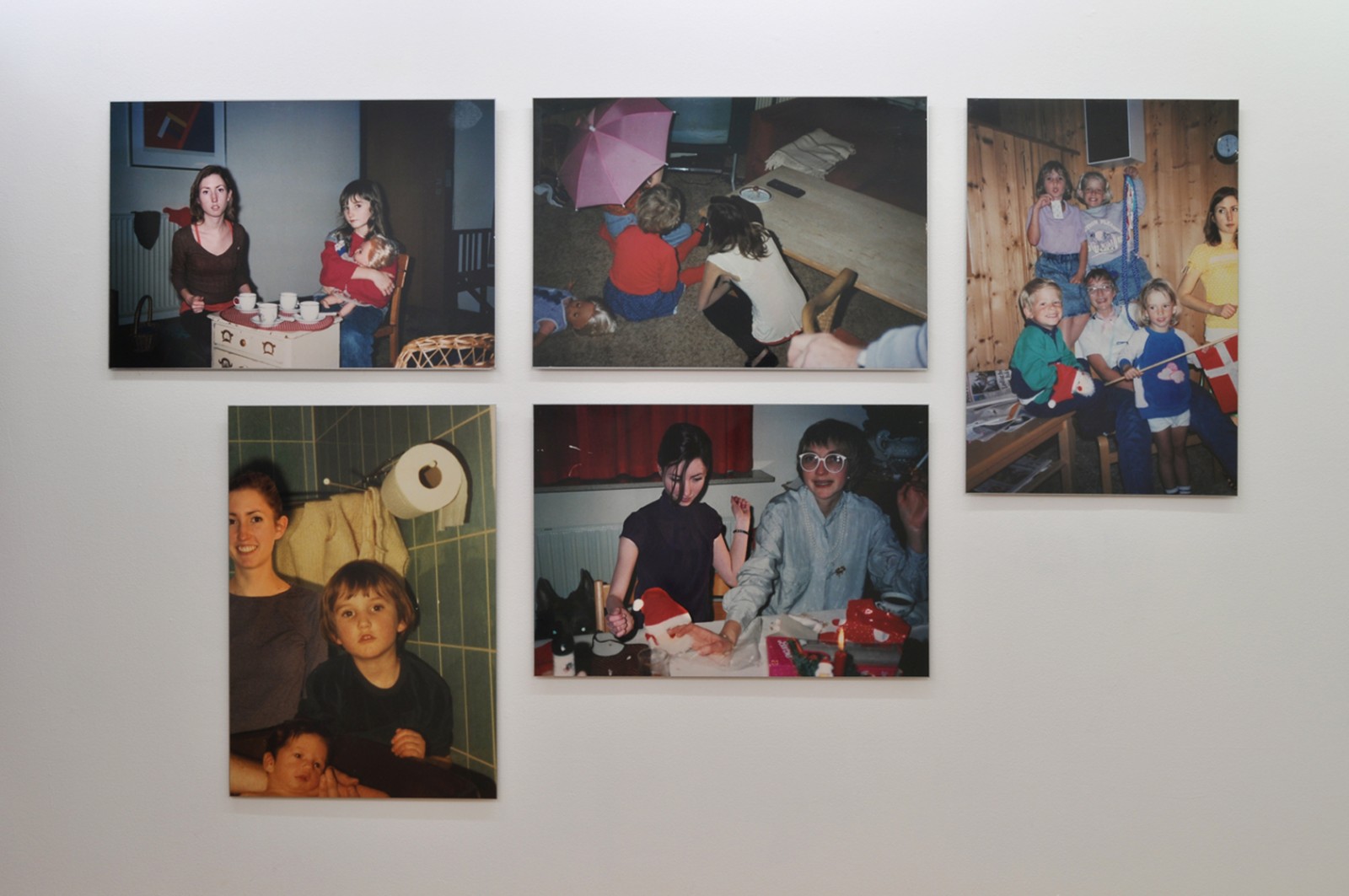 Billedserie: Forsvindingspunkt på Sydhavn Station</br>Anne Kathrine Sørup, '28/4', 'Teselskab', 'Jul i Oksbøl', 'TV-kiggeri', 'Camilla og Jacob på besøg', Lambdaprint på aluminiumsplader, installation i udstillingen 'Forsvindingspunkt' på Sydhavn Station.</br>Foto: Jens Axel Beck