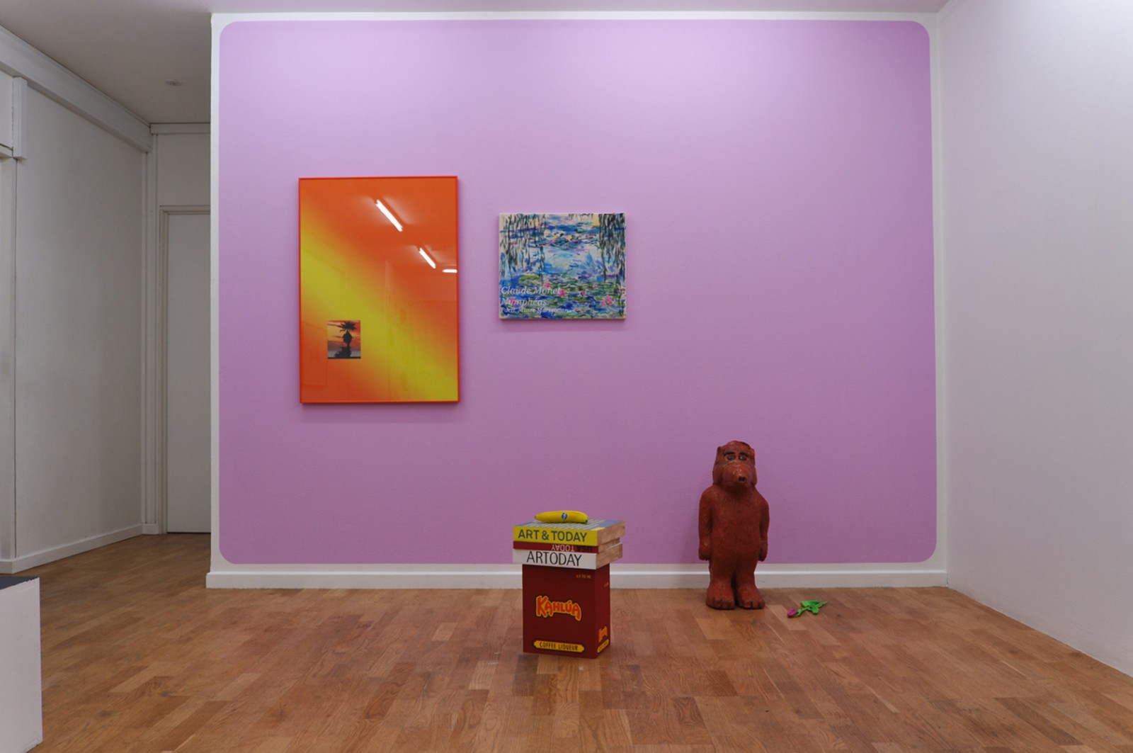 Billedserie: Forsvindingspunkt på Sydhavn Station</br>Søren Hüttel, 'Sunsetting', print, spraymaling og ramme, 'Claude  Monet – Nymphéas', akryl på lærred, 'Today, Tomorrow, Kahlua', akryl, træ og gips, 'ALF', jesmonite og akryl, installation i udstillingen 'Forsvindingspunkt' på Sydhavn Station.</br>Foto: Jens Axel Beck