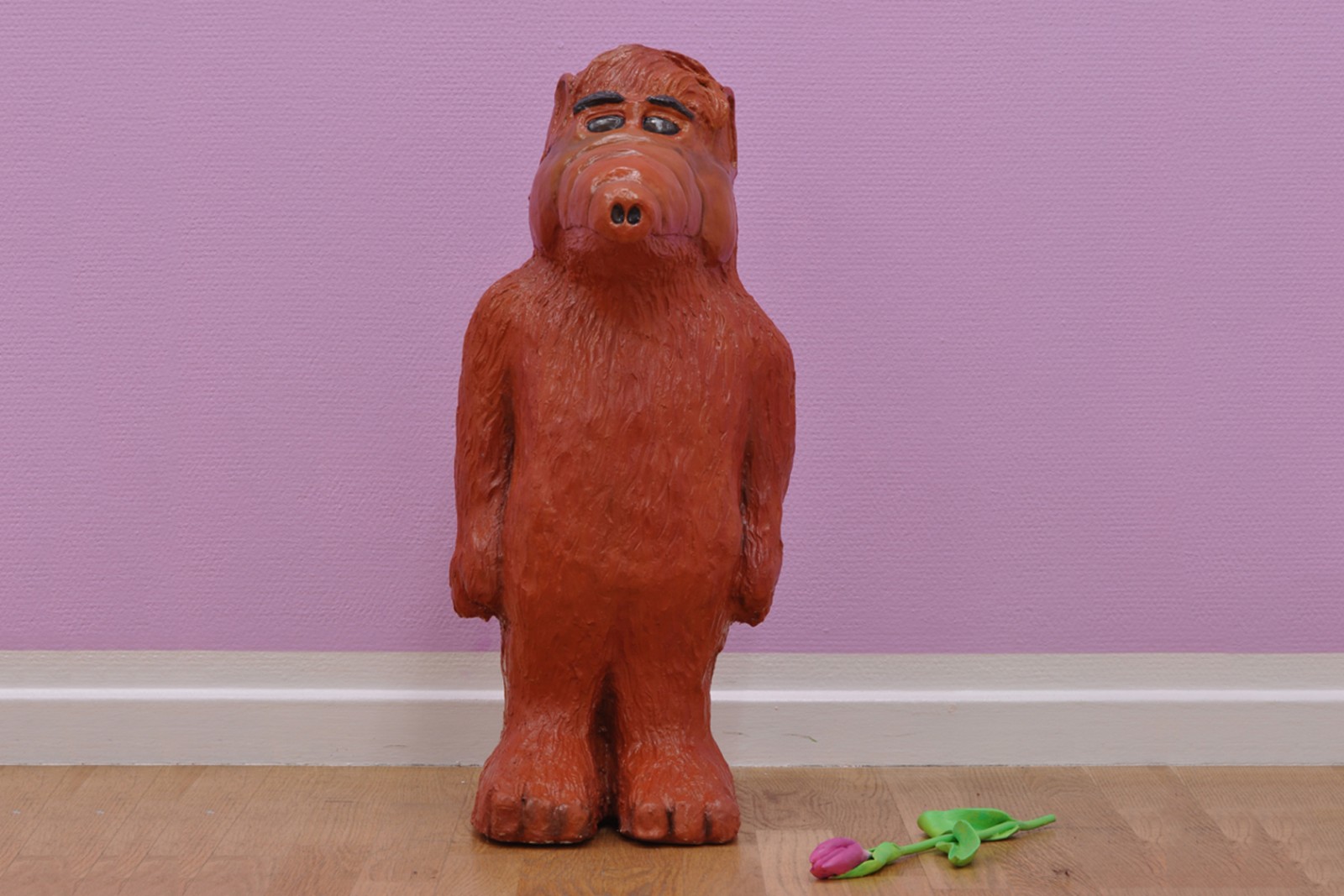 Billedserie: Forsvindingspunkt på Sydhavn Station</br>Søren Hüttel, 'ALF', jesmonite og akryl, installation i udstillingen 'Forsvindingspunkt' på Sydhavn Station.</br>Foto: Jens Axel Beck