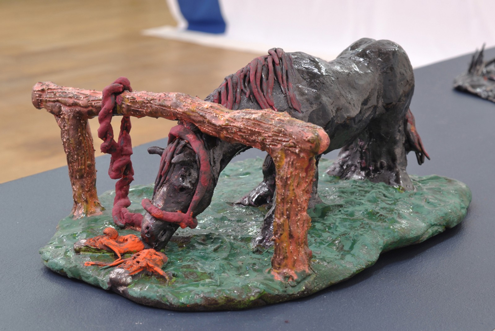 Billedserie: Forsvindingspunkt på Sydhavn Station</br>Mette Vangsgaard, 'Leons hest', stentøj, i udstillingen 'Forsvindingspunkt' på Sydhavn Station.</br>Foto: Jens Axel Beck