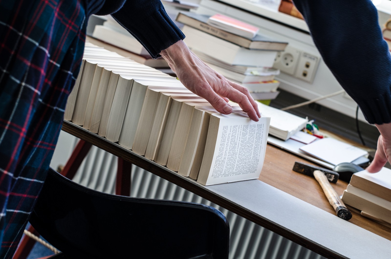 I værkstedet: Billedkunstner Kamilla Jørgensen i KH 7</br>Kamilla Jørgensen arbejder på et værk, hvor hun binder ”Gyldendals Bibliotek”, en klassikerserie fra 1960’erne, sammen til et sammenhængende bind. Skulpturen skal måske med på udstillingen ’Verdensrum’ på festivalen LiteratureXchange i juni 2018 i Aarhus.</br>Foto: Line Beck