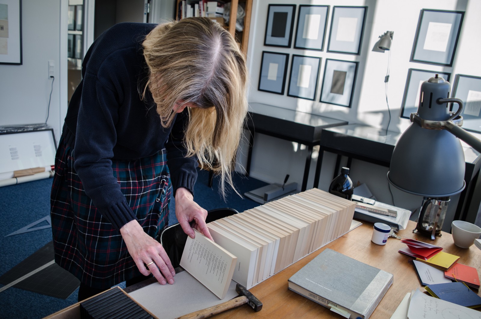 I værkstedet: Billedkunstner Kamilla Jørgensen i KH 7</br>Kamilla Jørgensen arbejder på et kunstværk, hvor hun binder bogsamlingen ”Gyldendals Bibliotek” sammen et sammenhængende bind.</br>Foto: Line Beck