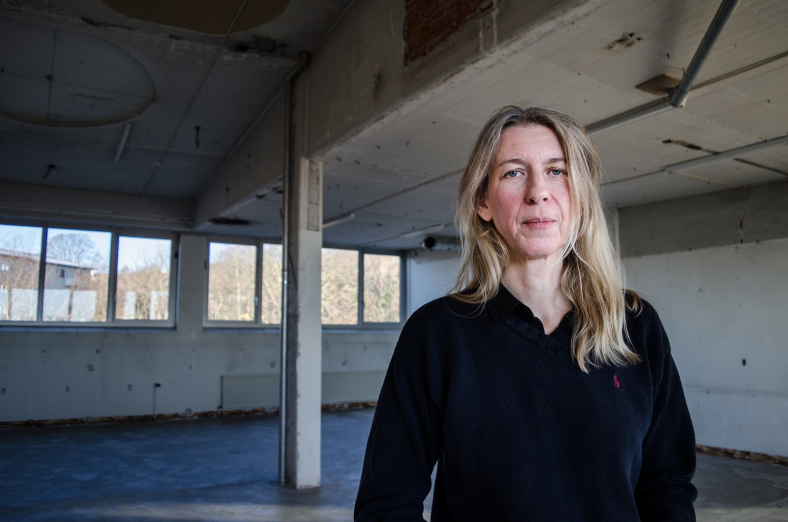 I værkstedet: Billedkunstner Kamilla Jørgensen i KH 7</br>Kunstner, Kamilla Jørgensen bruger mange forskellige greb som for eksempel udklip af tekststykker, bøger og karton, gipsskulpturer, prints, broderi og syning.
<br /></br>Foto: Line Beck